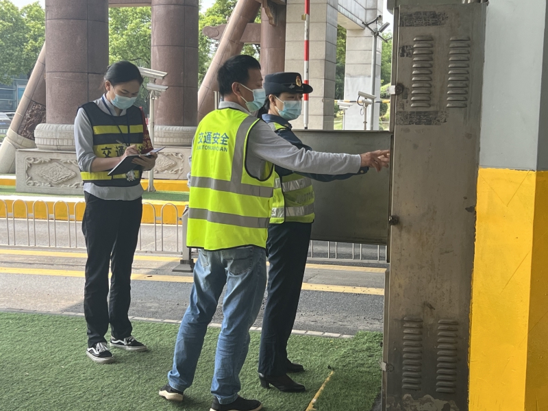 图片2：排查现场配电箱隐患.jpg