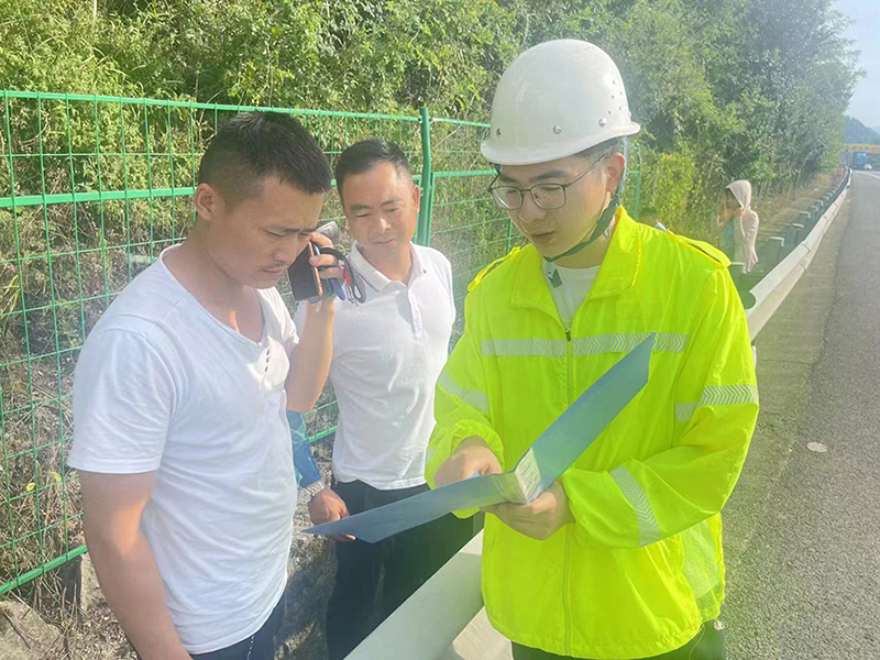 图片2溆浦养护路产管理所路管员对耐心司乘人员讲解救援政策.jpg