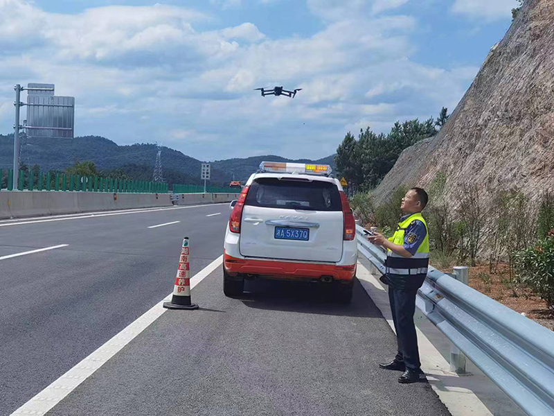 图片6沅辰运管中心路管员利用无人机对沿线边坡隐患进行排查.jpg
