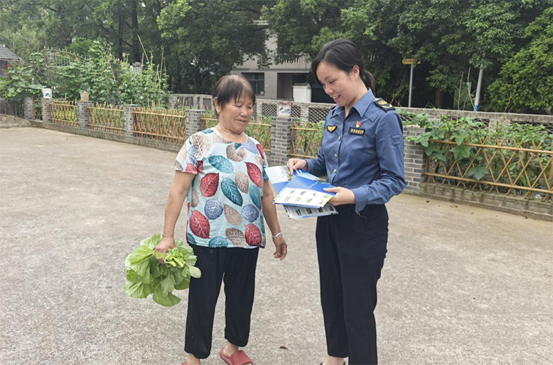 20250604862141.jpg 向沿线群众发放宣传资料.jpg
